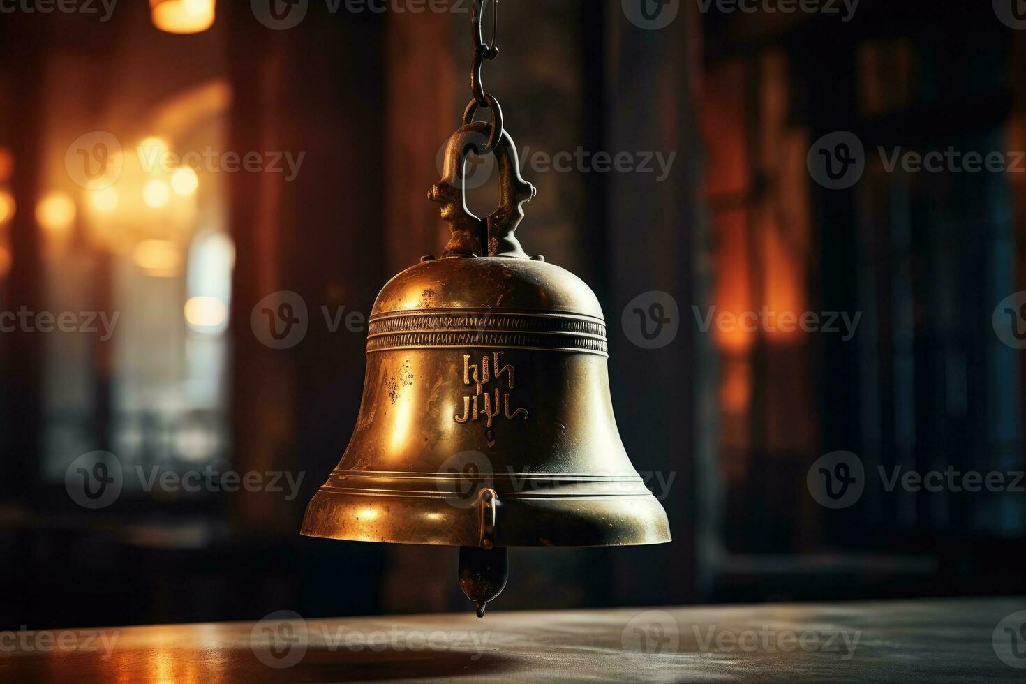 Hotel Ring Glocke auf Zähler Schreibtisch beim Vorderseite Rezeption. foto