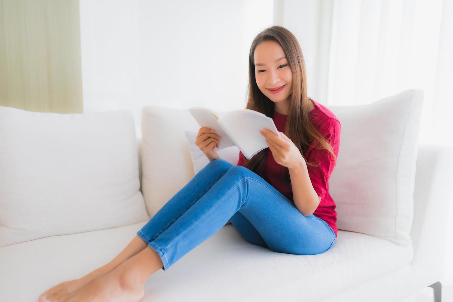 Porträt schöne junge asiatische Frauen lesen Buch auf Sofastuhl foto