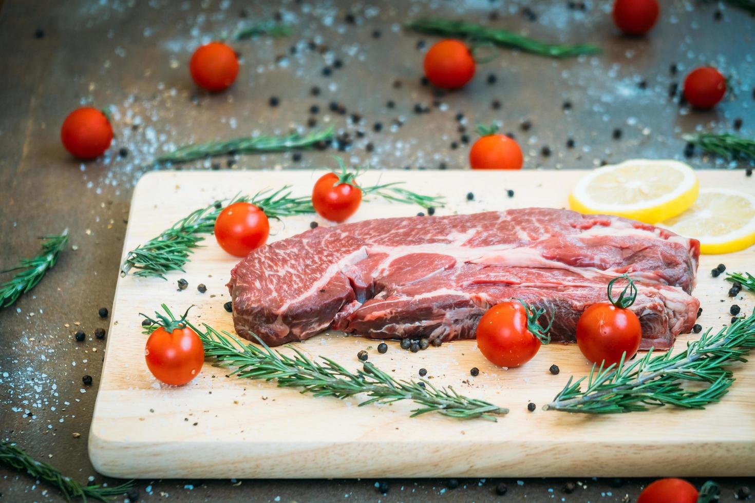 rohes Rindfleisch auf Schneidebrett foto