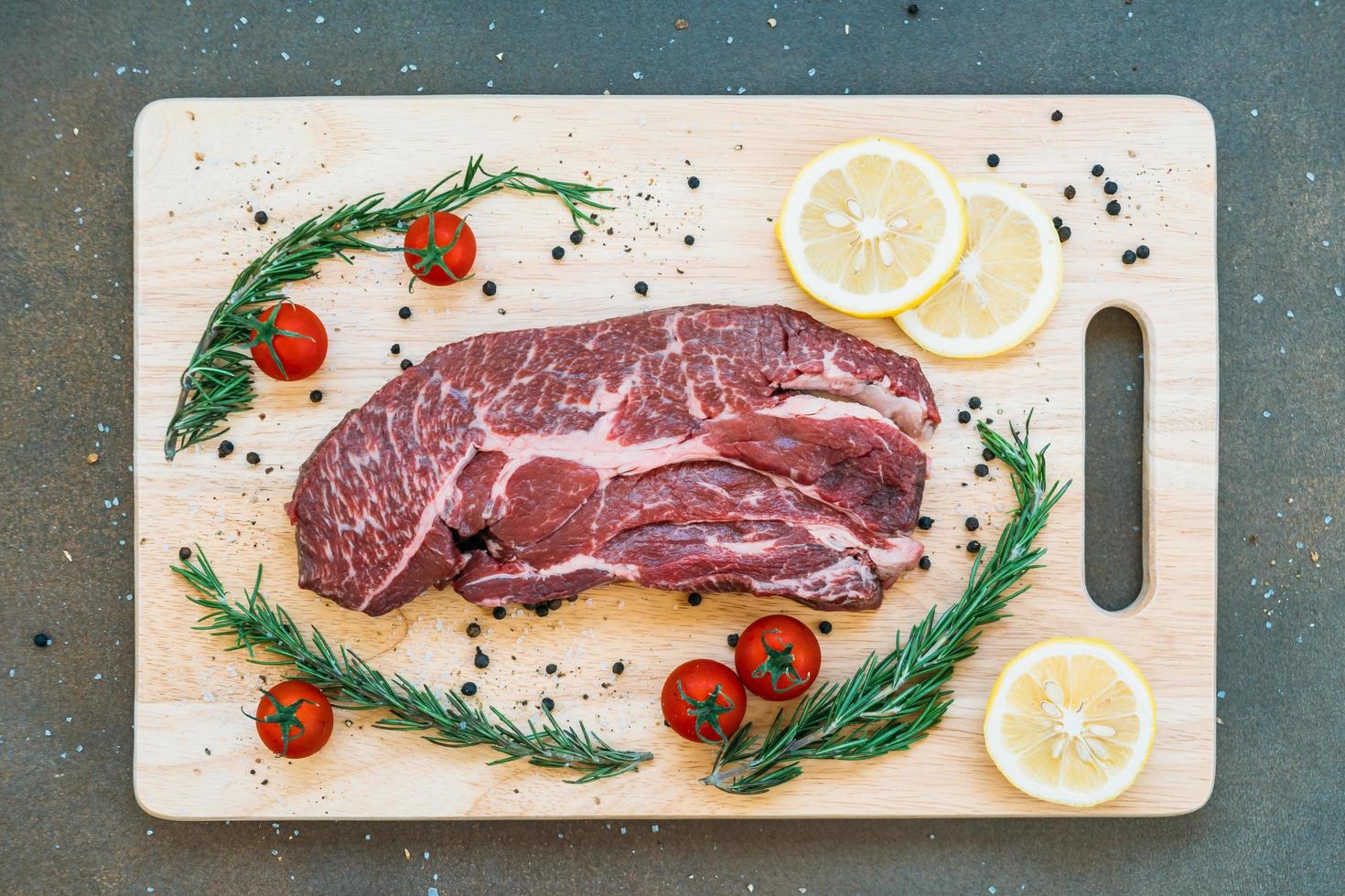 rohes Rindfleisch auf Schneidebrett foto