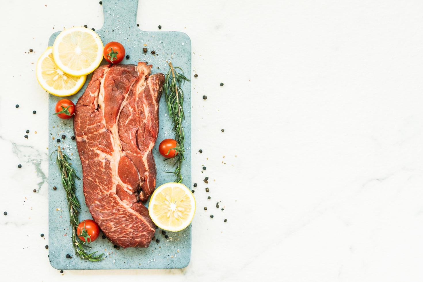 rohes Rindfleisch auf Schneidebrett foto