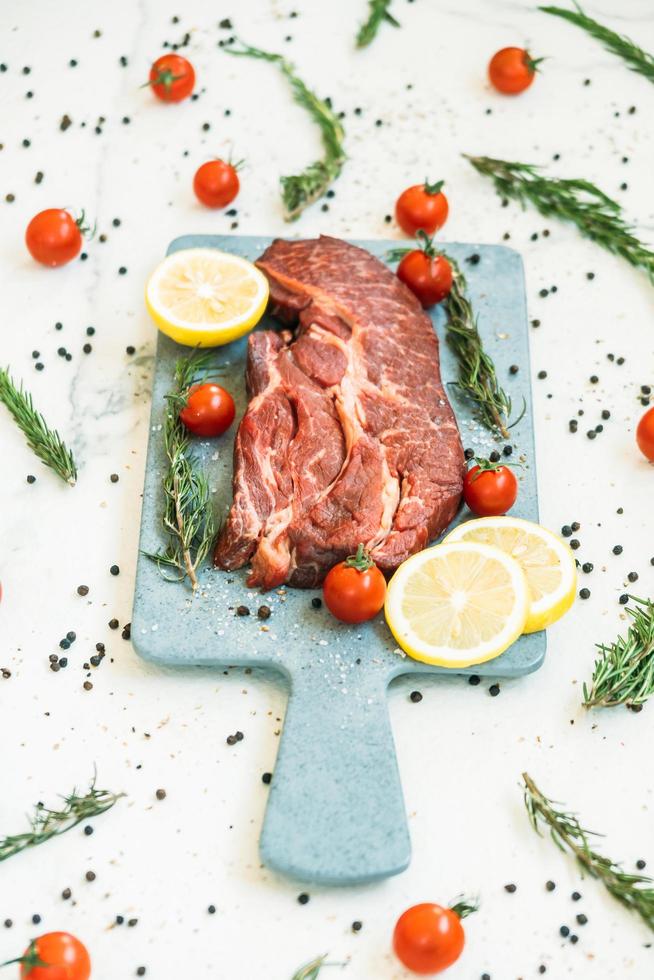 rohes Rindfleisch auf Schneidebrett foto