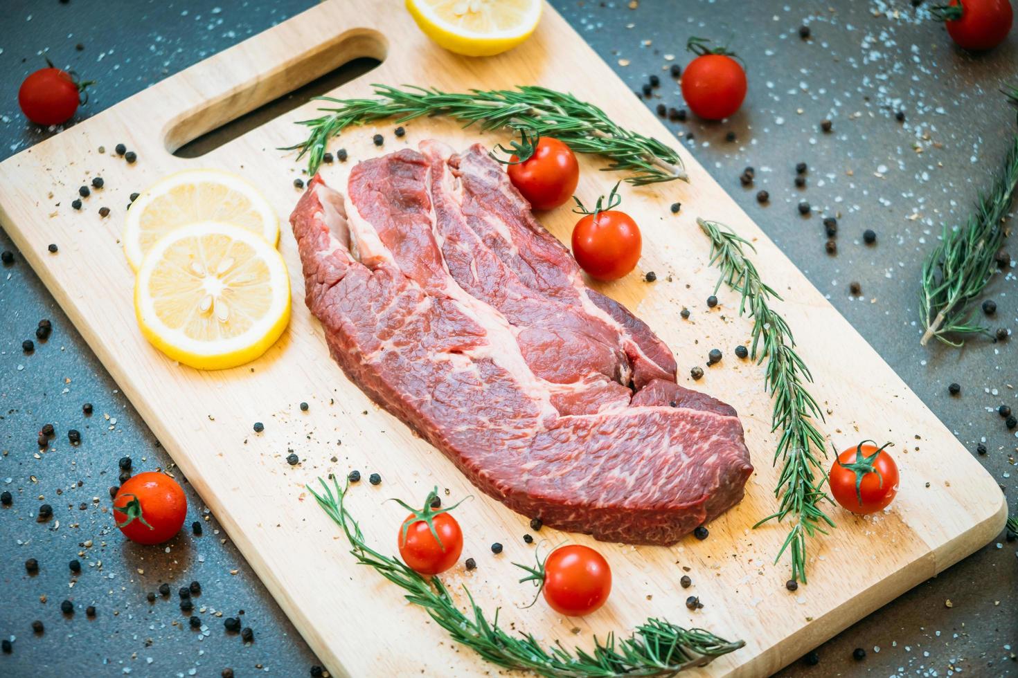 rohes Rindfleisch auf Schneidebrett foto