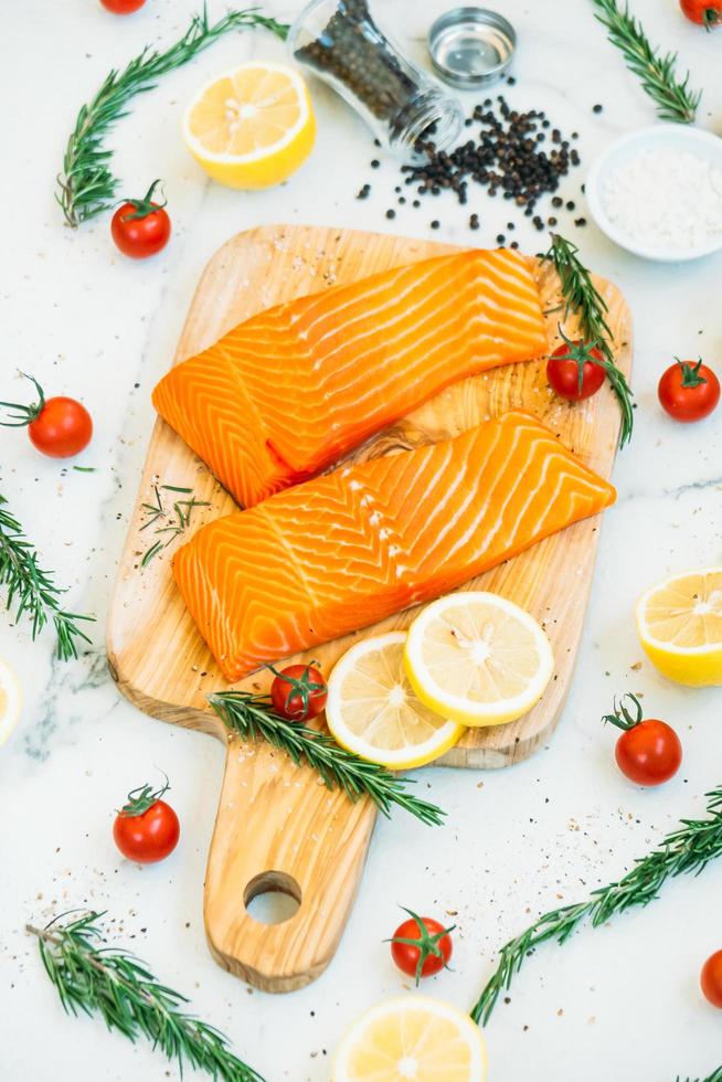 rohes und frisches Lachsfleischfilet auf Holzschneidebrett foto