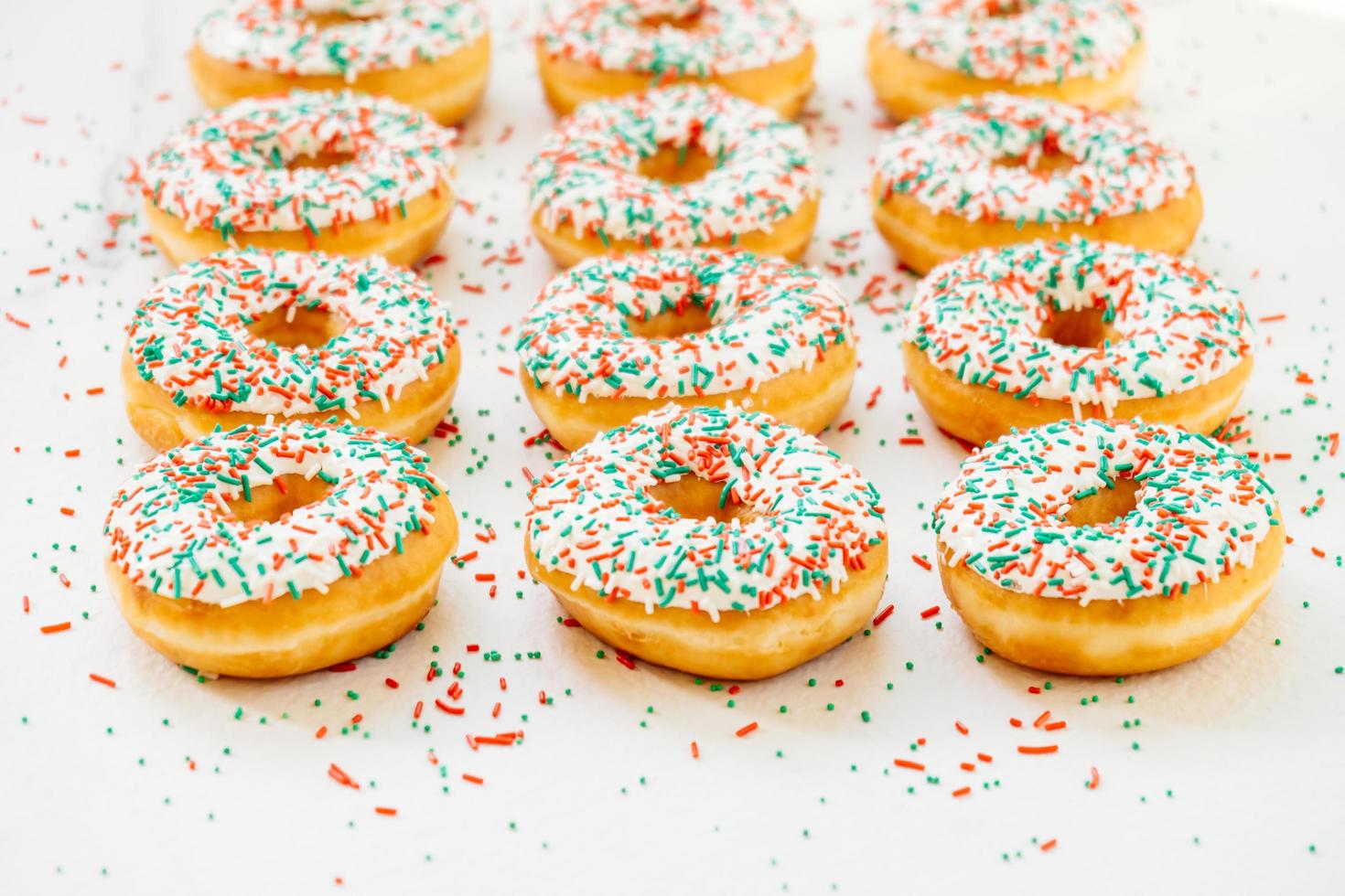 Donuts mit weißer Schokoladencreme und Zucker bestreuen foto