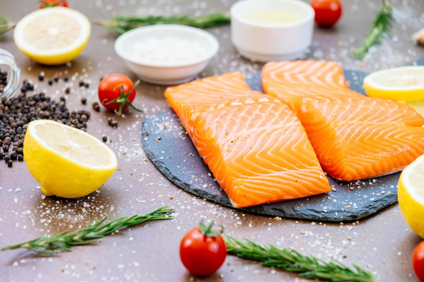 rohes und frisches Lachsfleischfilet auf schwarzem Steinschiefer foto