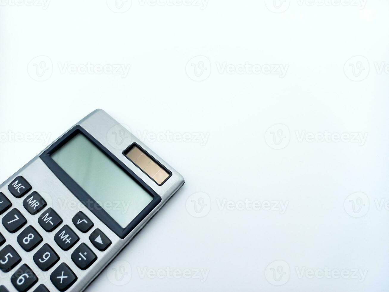 Digital Tasche Taschenrechner isoliert auf Weiß Hintergrund. Ecke Position mit Negativ Raum foto