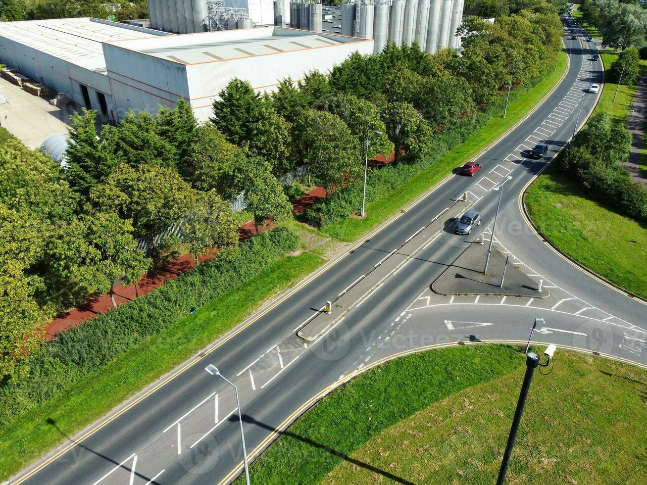 hoch Winkel Aufnahmen von britisch Straße und der Verkehr beim Caldecotte See von Milton Schlüssel Stadt von England großartig Großbritannien, schön Aussicht gefangen auf August 21., 2023 mit Drohnen Kamera während sonnig Tag foto