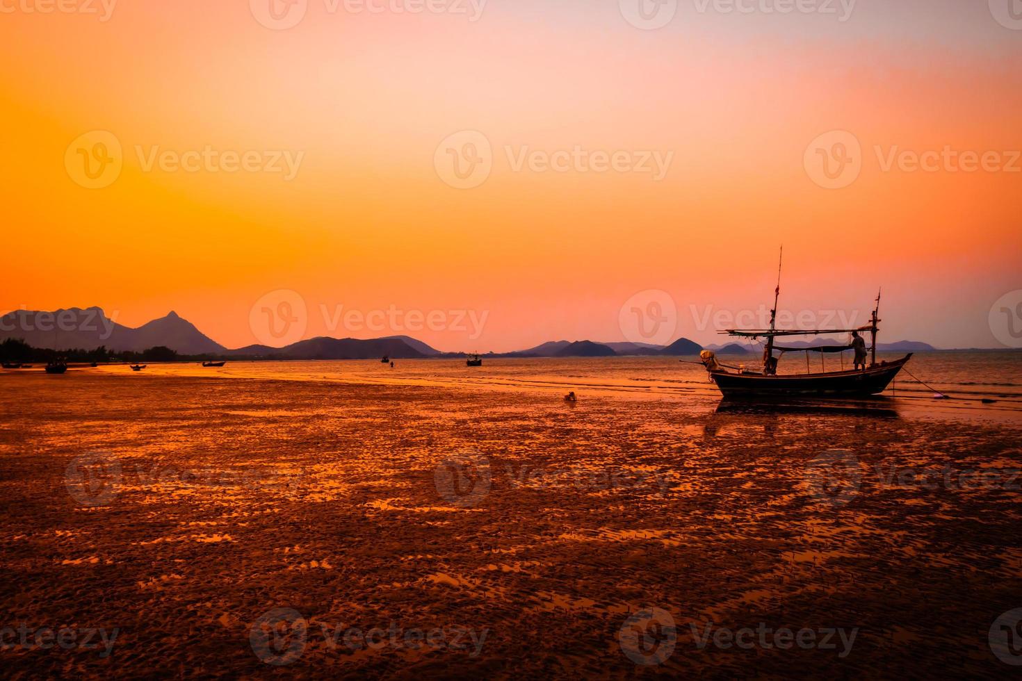 tropischer strand bei sonnenuntergang silhouette hintergrund orange himmel in thailand foto