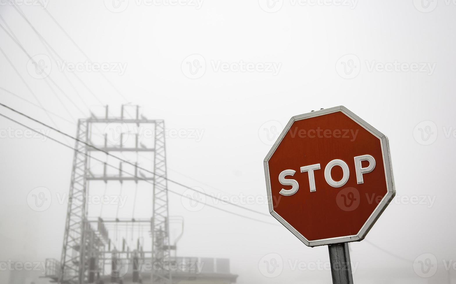 Stoppschild mit Nebel foto