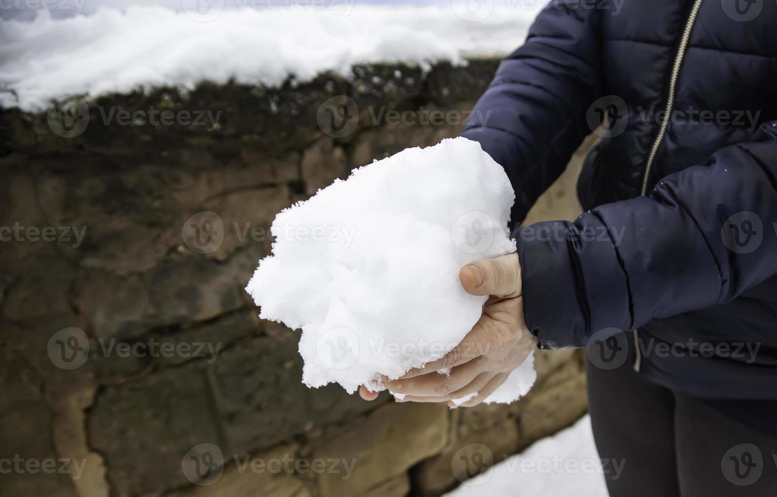 Frau mit großem Schneeball foto