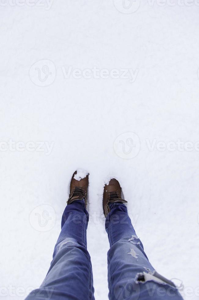 Männerfüße im Schnee foto