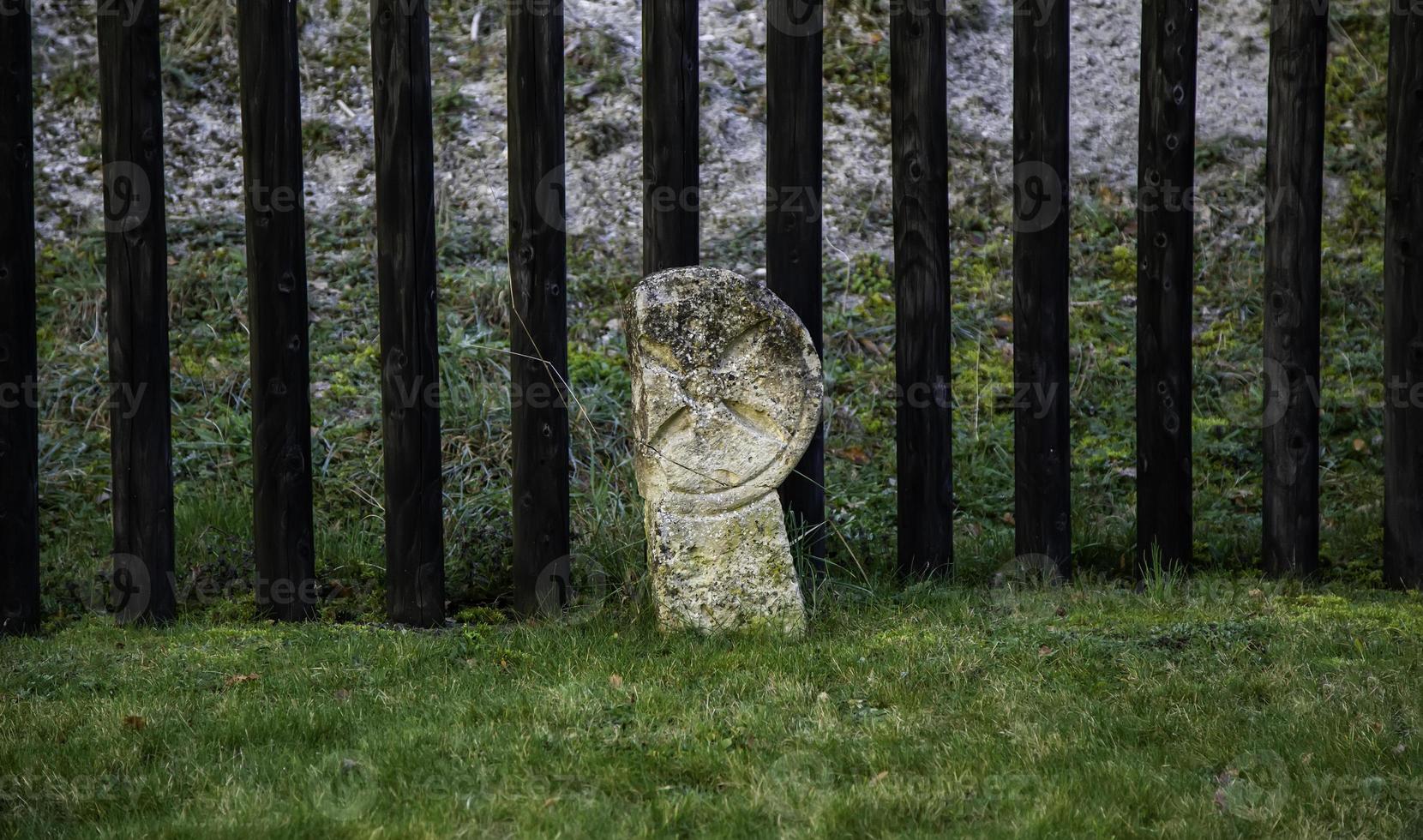 mittelalterlicher Stein mit Symbolen foto