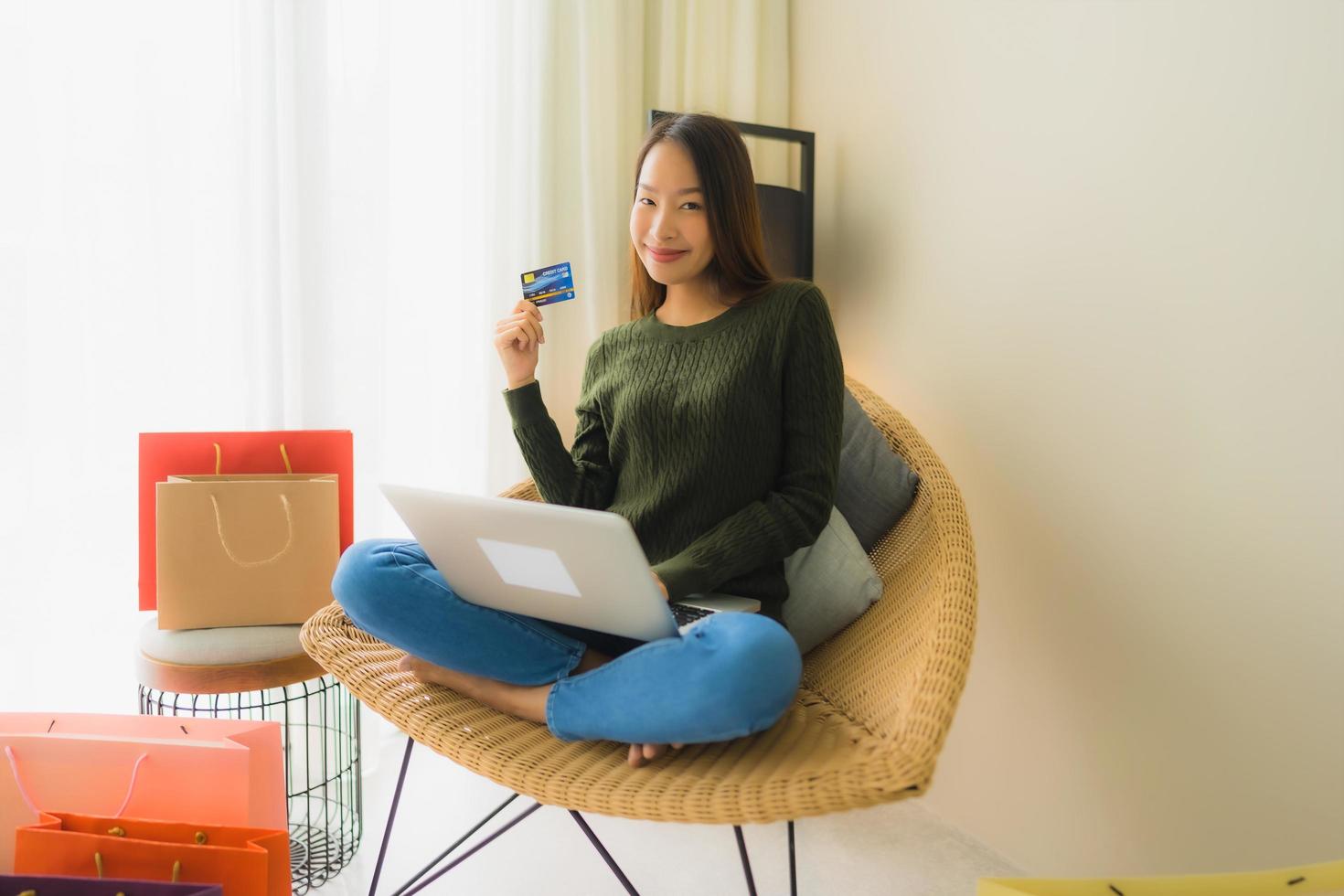 Portrait schöne junge asiatische Frauen mit Computer-Laptop oder Smart und Handy mit Kreditkarte für Online-Shopping foto