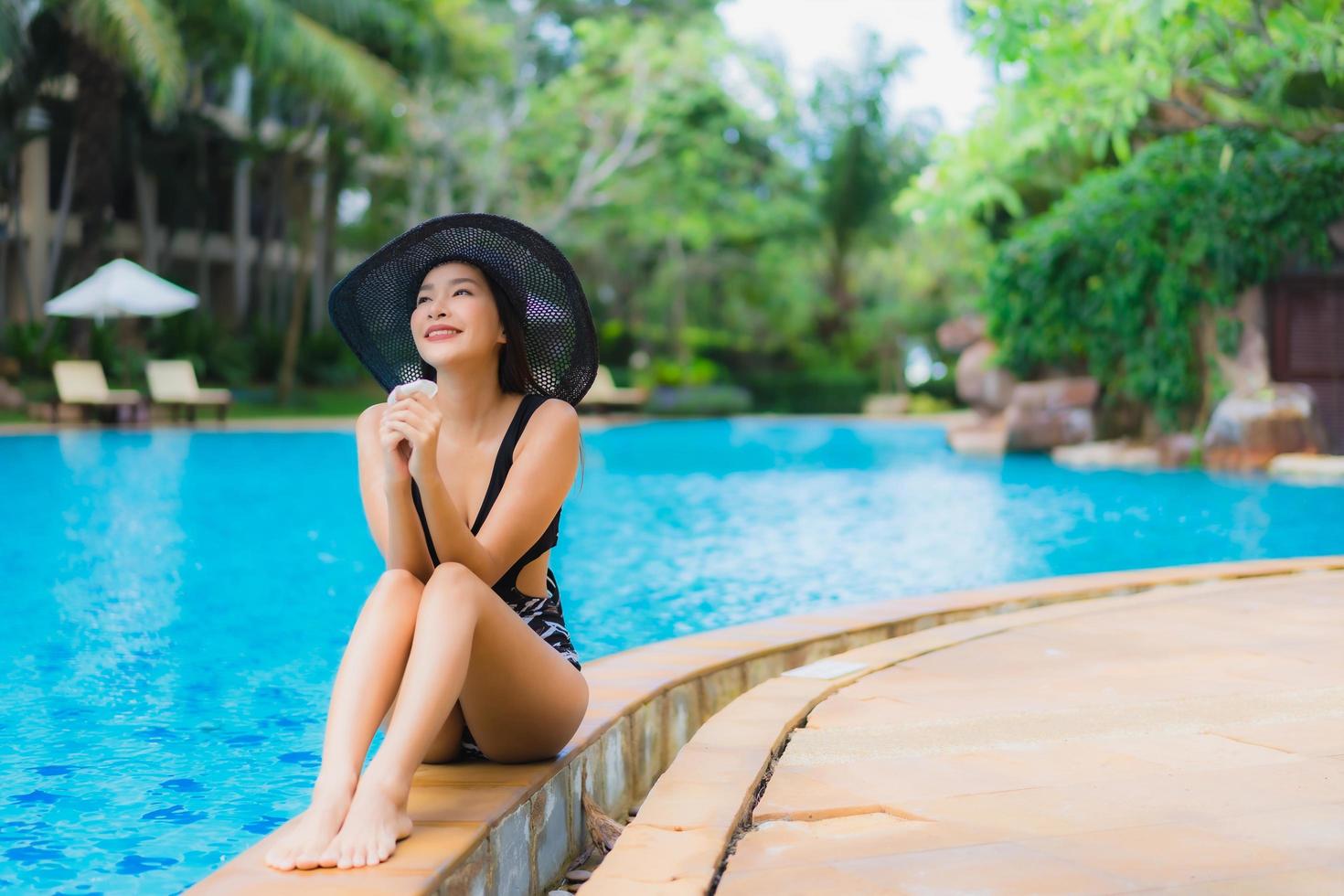 Porträt schöne junge asiatische Frauen glückliches Lächeln entspannen sich am Swimmingpool foto