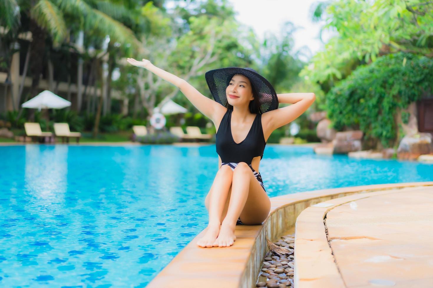 Porträt schöne junge asiatische Frauen glückliches Lächeln entspannen sich am Swimmingpool foto