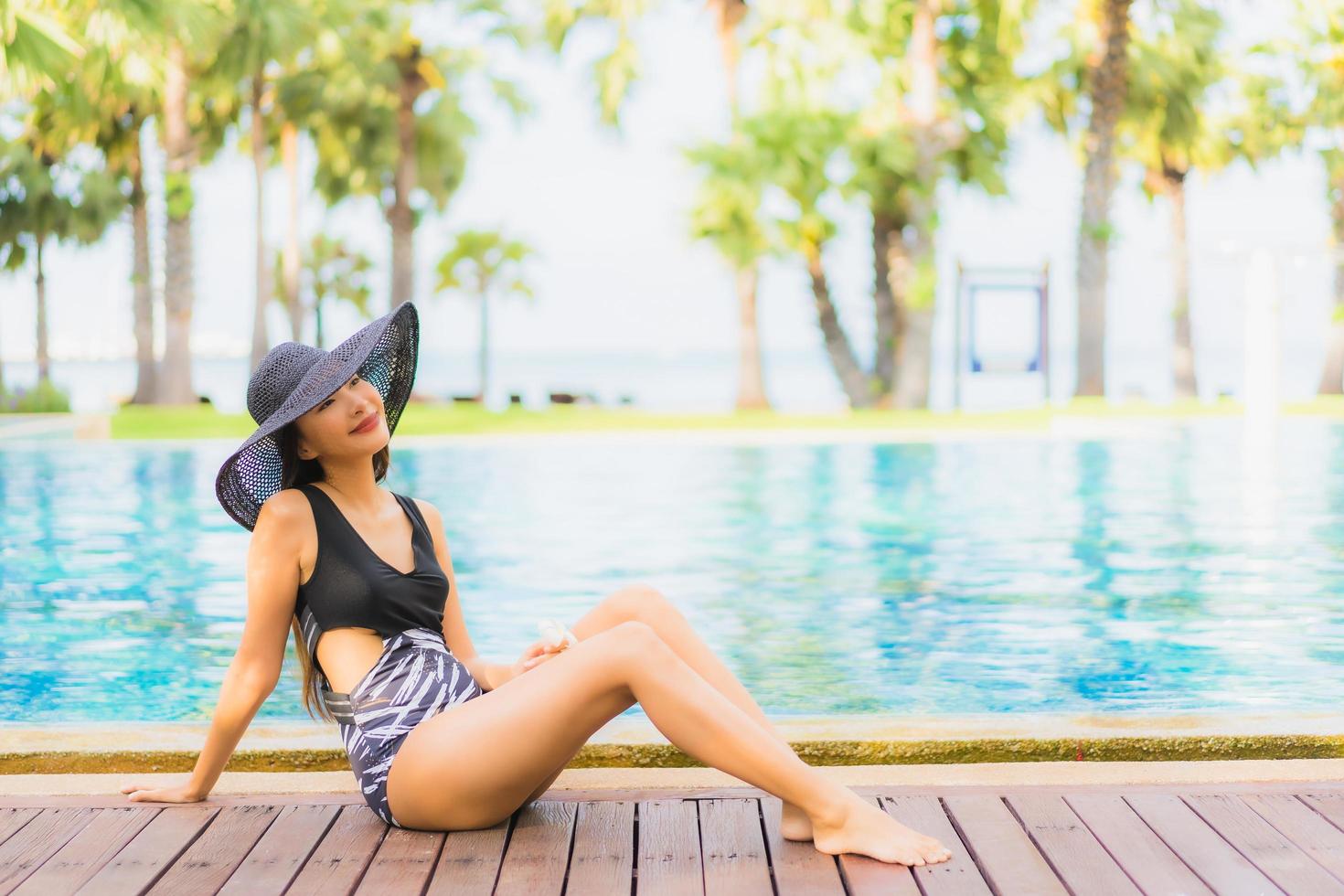 Porträt schöne junge asiatische Frauen glückliches Lächeln entspannen sich am Swimmingpool foto