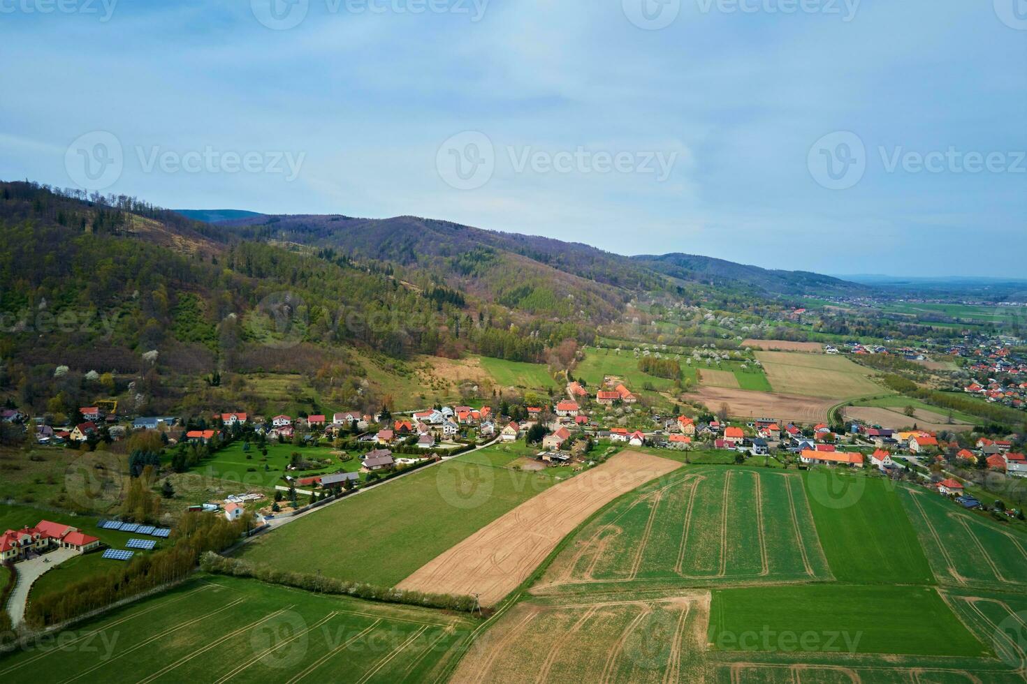 Berg Dorf unter Grün Felder, Antenne Sicht. foto