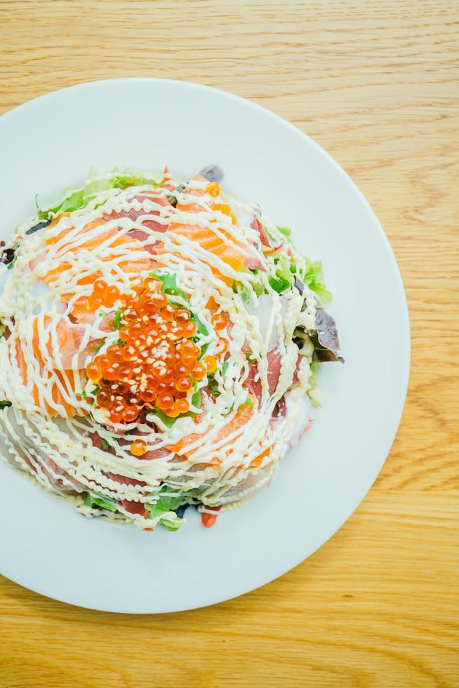 Meeresfrüchte-Sashimi-Salat foto