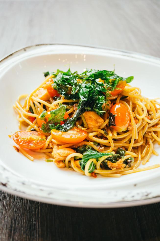 würzige Spaghetti und Nudeln mit Lachs foto