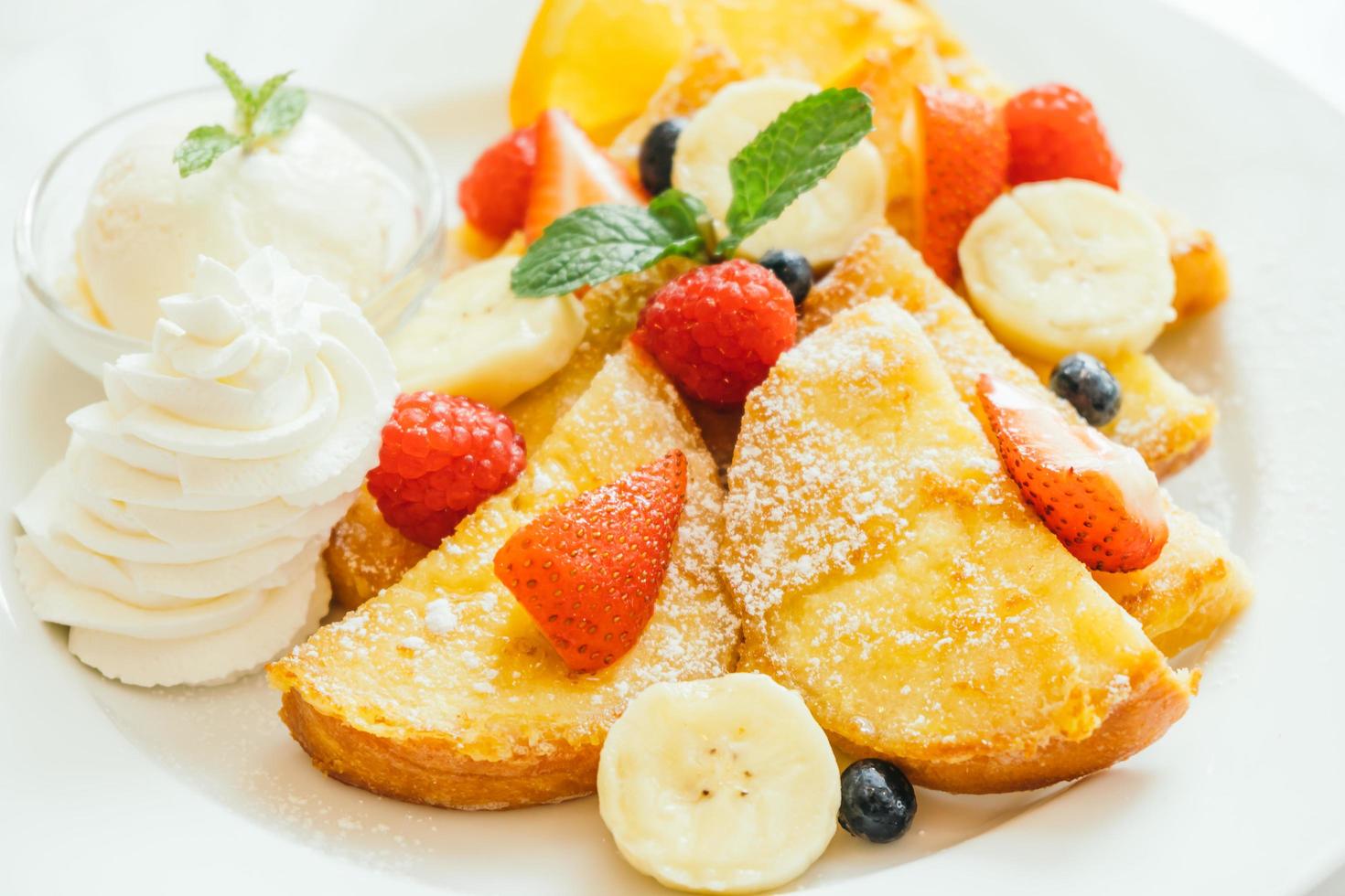 Pfannkuchen-Brot-Toast mit gemischten Früchten foto