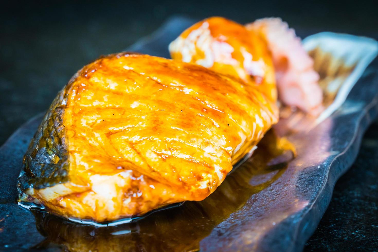 Gegrillter Lachs mit süßer Teriyaki-Sauce foto