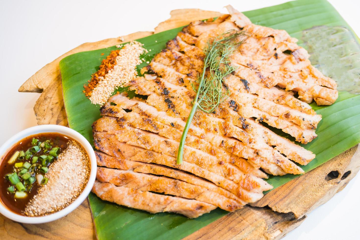 gegrilltes Nackenfleisch Schweinefleisch mit würziger Sauce foto