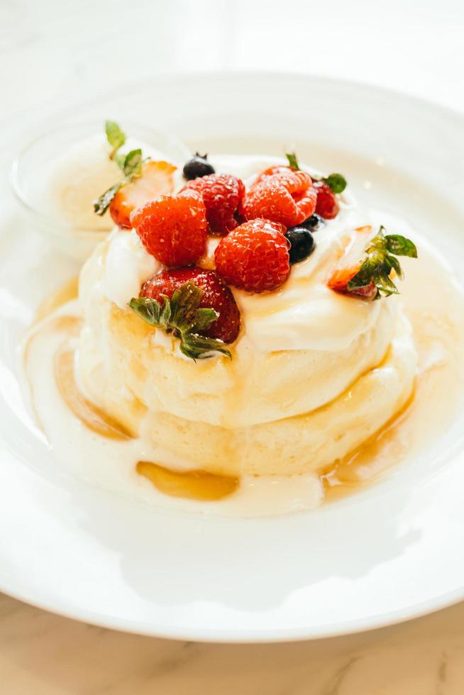 Pfannkuchen mit Eis Erdbeere, Heidelbeere und Himbeere foto