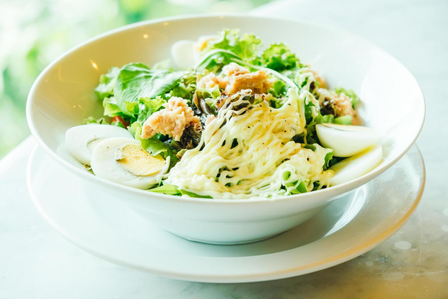 frischer Thunfischsalat in weißer Schüssel foto