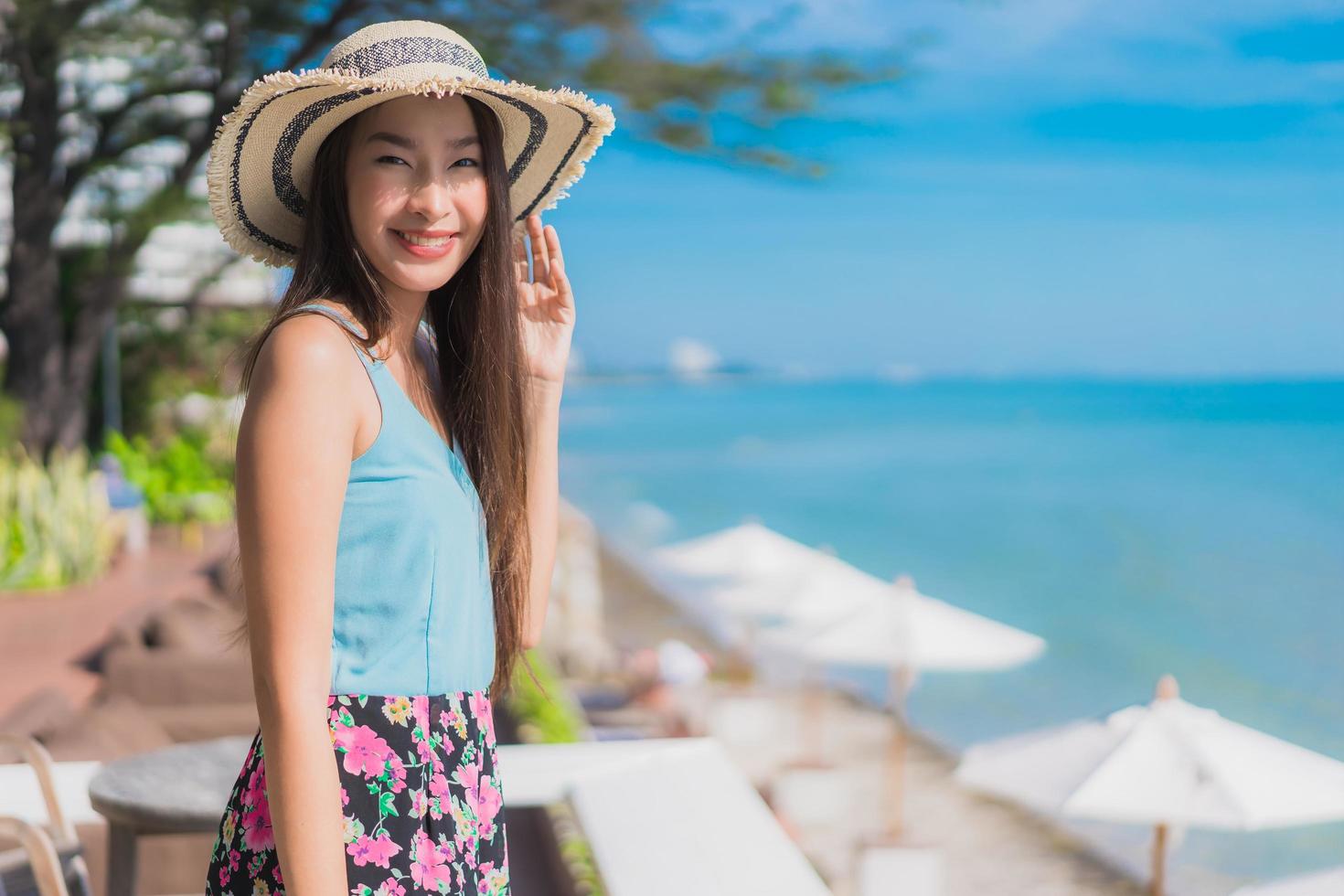 Porträt schöne junge asiatische Frau glückliches Lächeln entspannen sich am Strand Meer und Meer foto
