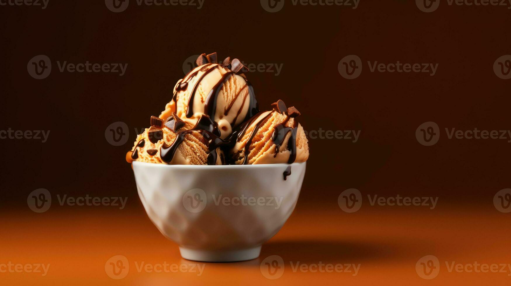 Schüssel von Eis Sahne mit Schokolade auf braun Hintergrund, Nahansicht foto