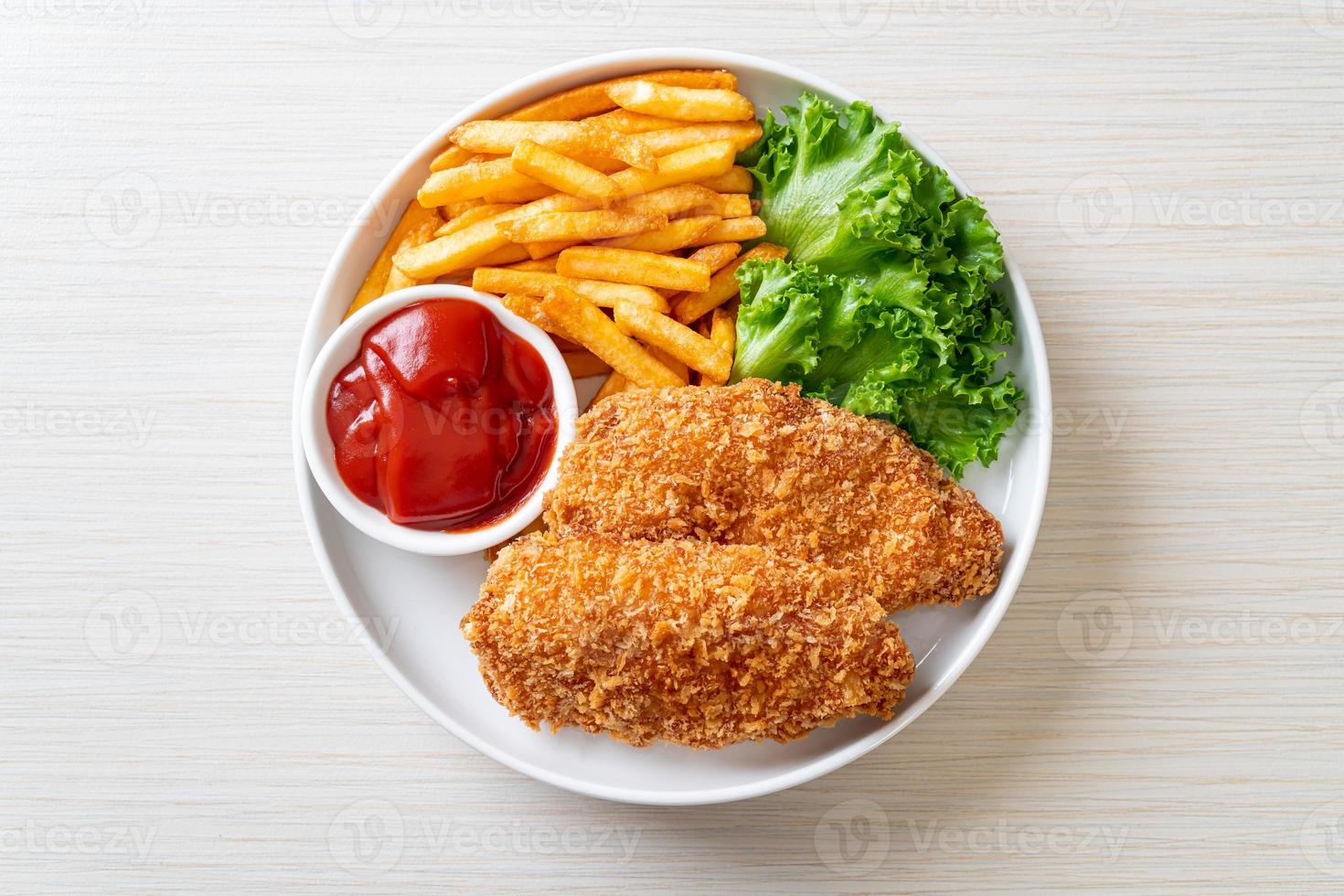 gebratenes Hähnchenbrustfiletsteak mit Pommes Frites und Ketchup foto