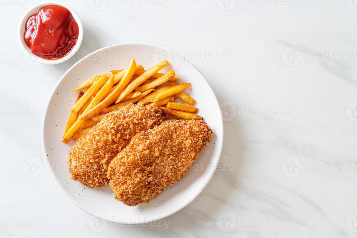 gebratenes Hähnchenbrustfiletsteak mit Pommes Frites und Ketchup foto