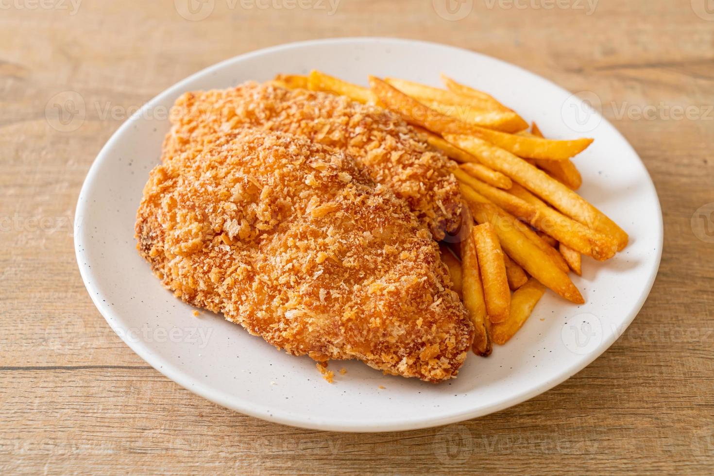 gebratenes Hähnchenbrustfiletsteak mit Pommes Frites und Ketchup foto