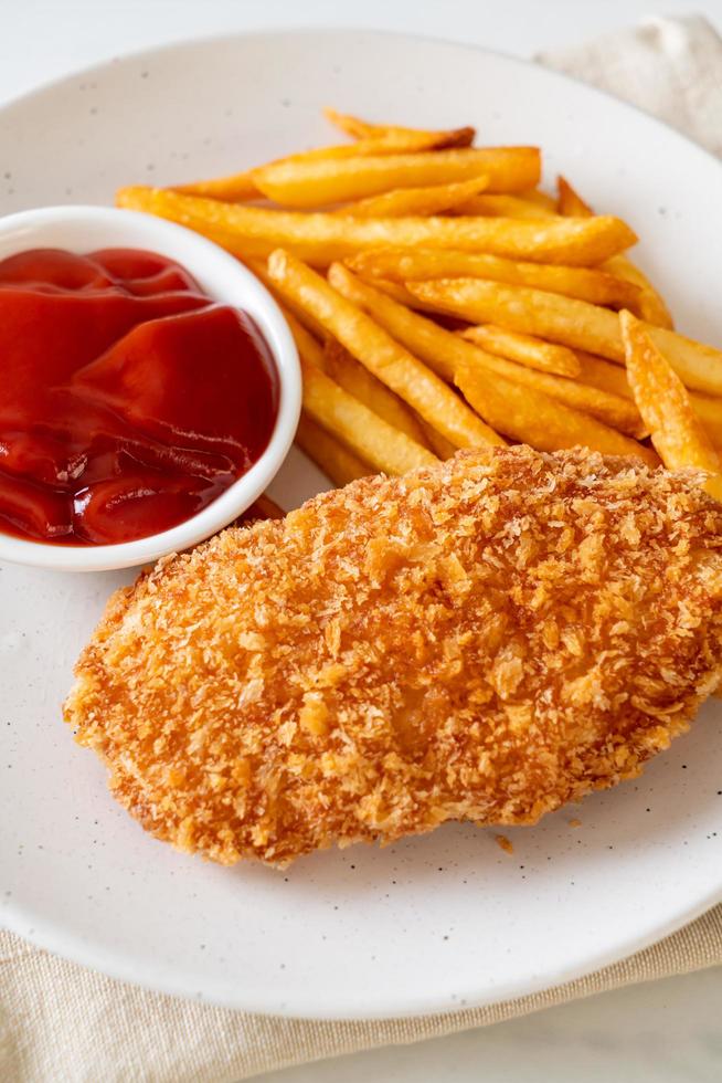 gebratenes Hähnchenbrustfiletsteak mit Pommes Frites und Ketchup foto