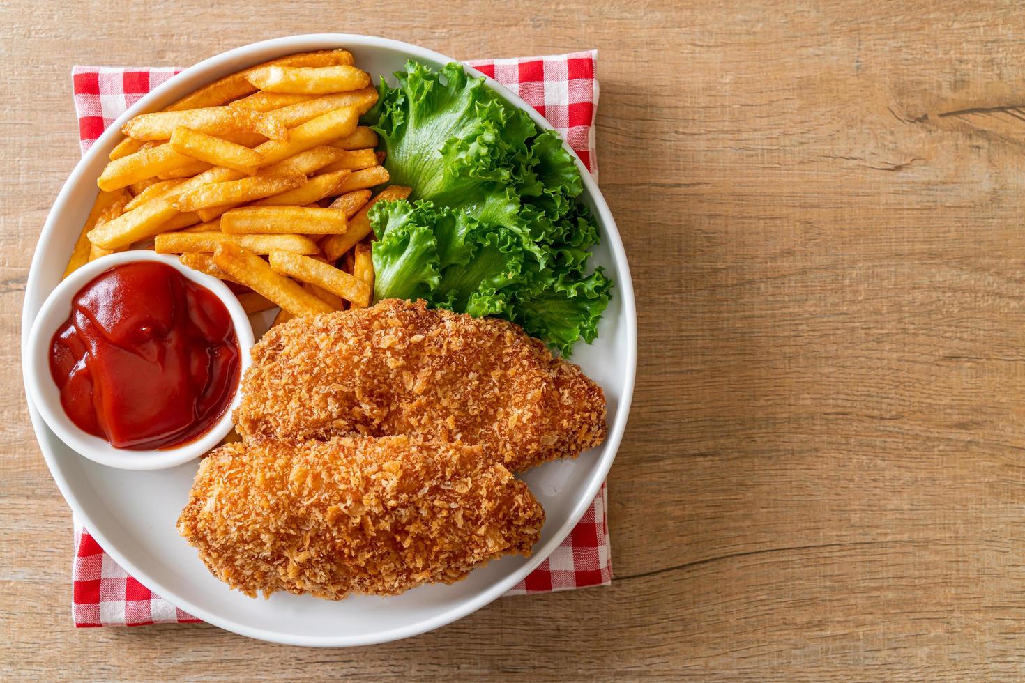 gebratenes Hähnchenbrustfiletsteak mit Pommes Frites und Ketchup foto