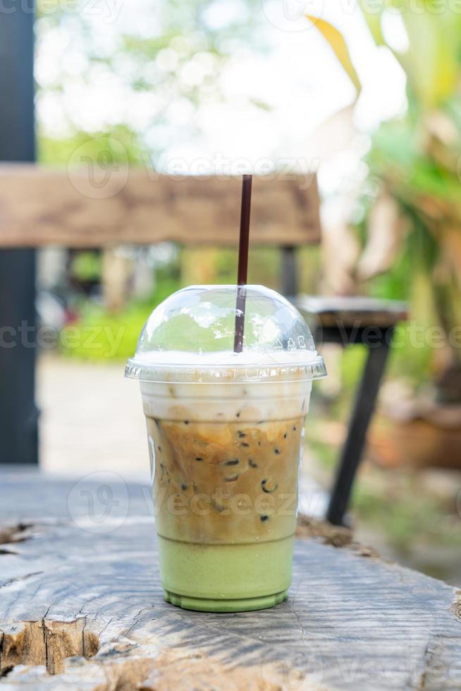 Espressokaffee mit Matcha-Grünteeglas foto