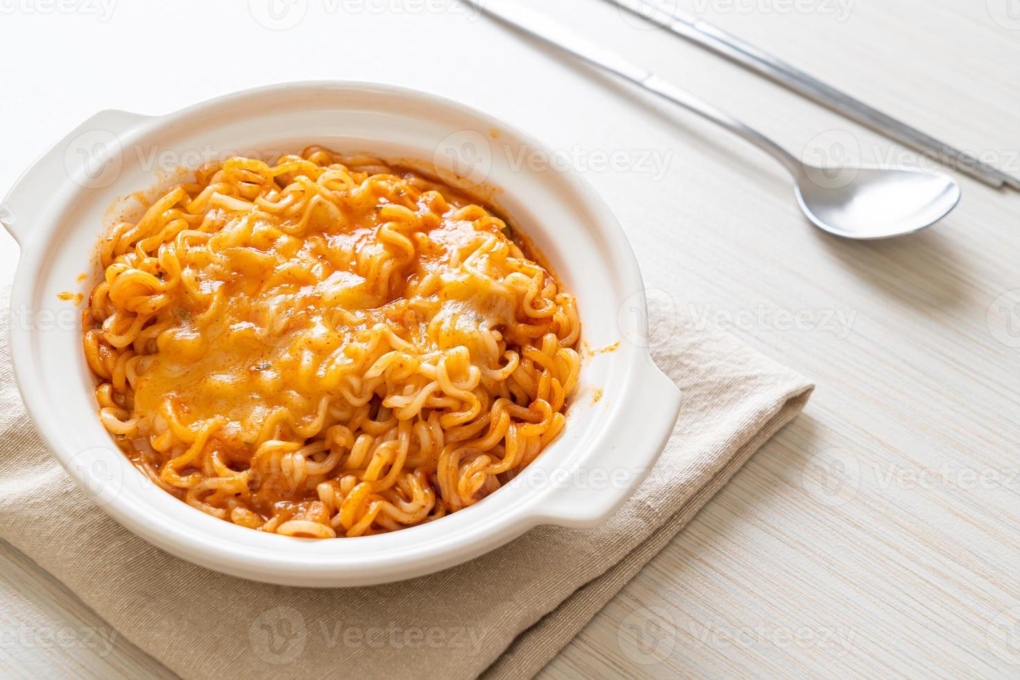 scharfe Instant-Nudel-Bowl mit Mozzarella-Käse foto