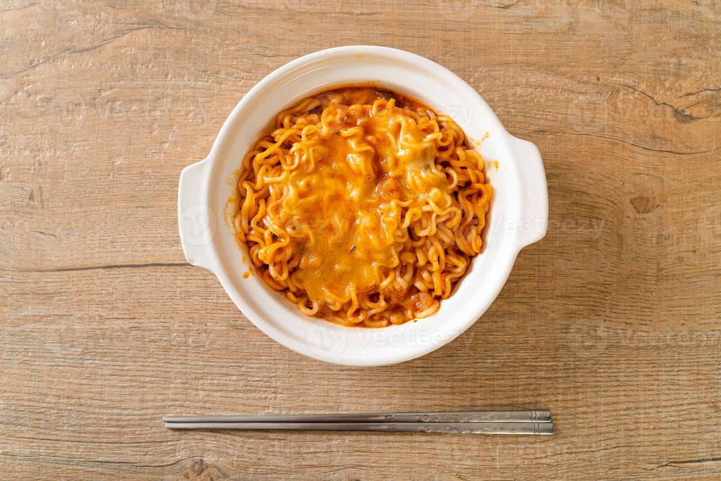 scharfe Instant-Nudel-Bowl mit Mozzarella-Käse foto