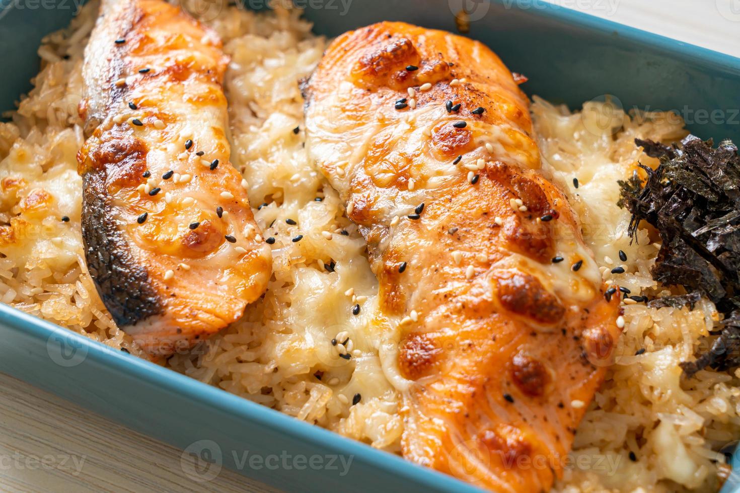 gebackener Lachs mit Käse und würziger Miso-Reis-Bowl foto