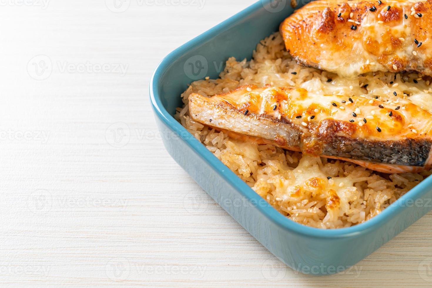 gebackener Lachs mit Käse und würziger Miso-Reis-Bowl foto