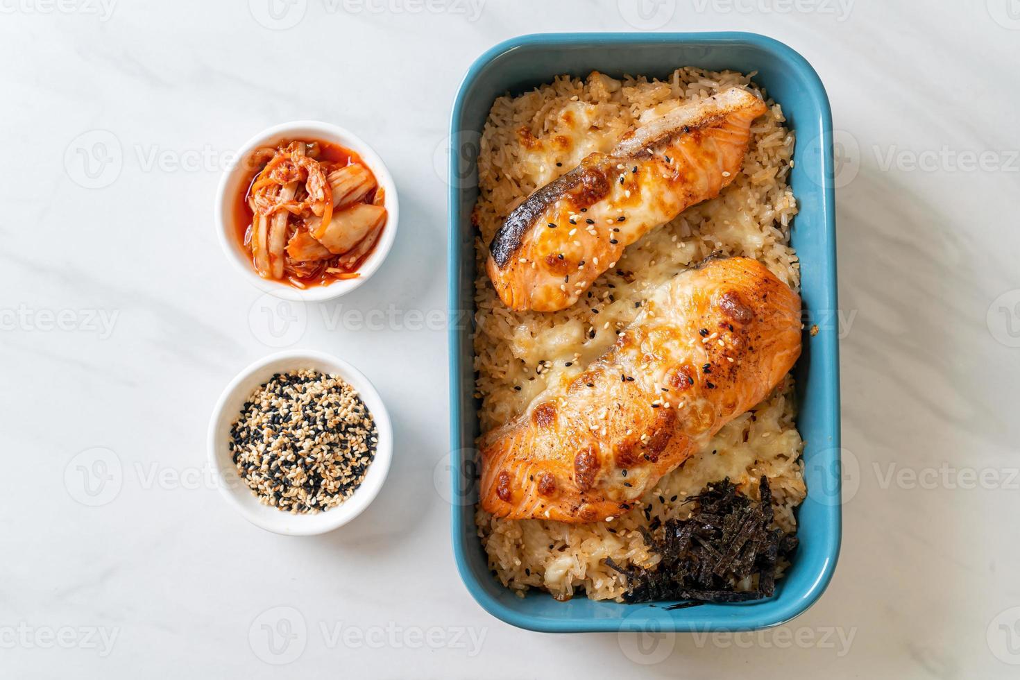 gebackener Lachs mit Käse und würziger Miso-Reis-Bowl foto