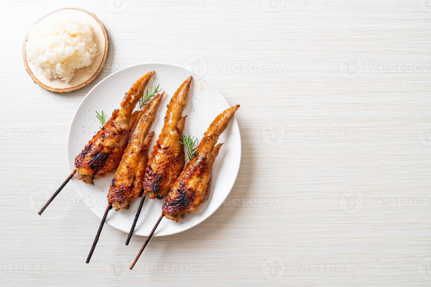 Hähnchenflügelspieß vom Grill oder Barbecue mit Klebreis foto