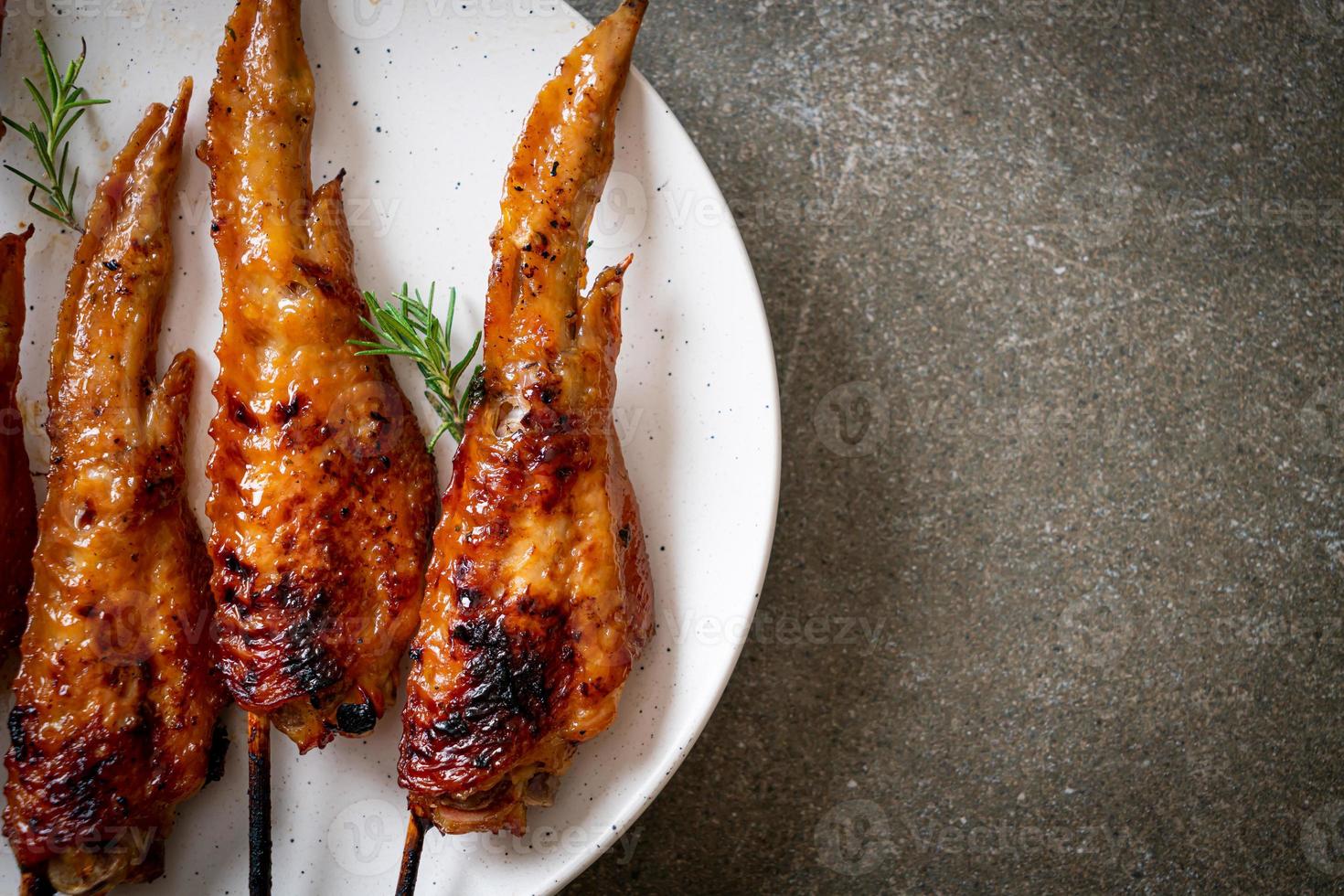 Hähnchenflügelspieß vom Grill oder Barbecue mit Klebreis foto