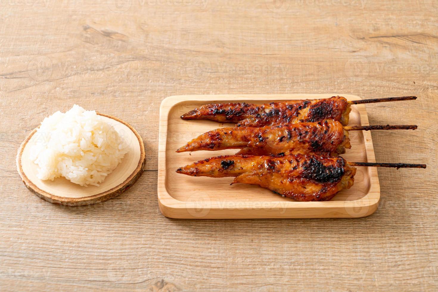 Hähnchenflügelspieß vom Grill oder Barbecue mit Klebreis foto