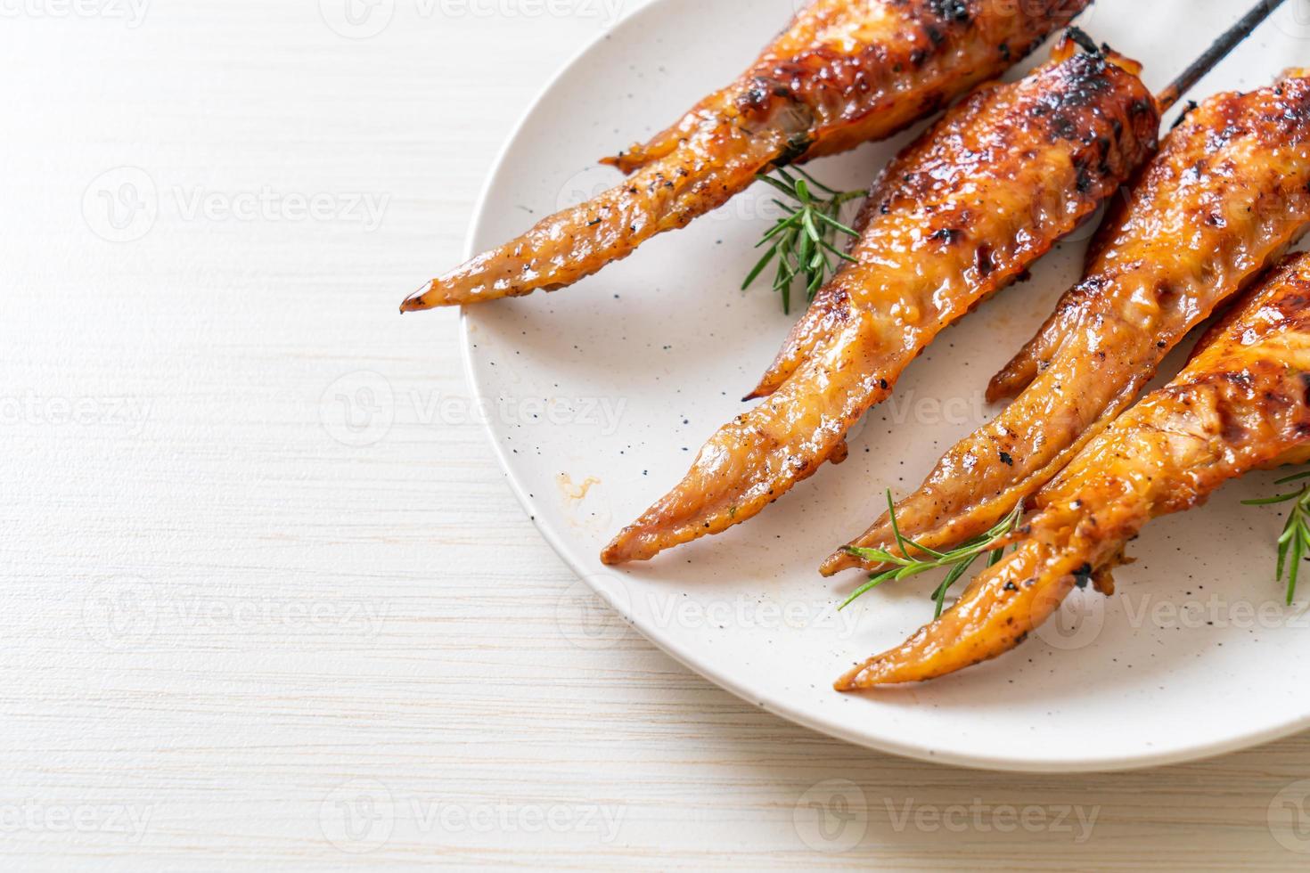 Hähnchenflügelspieß vom Grill oder Barbecue mit Klebreis foto