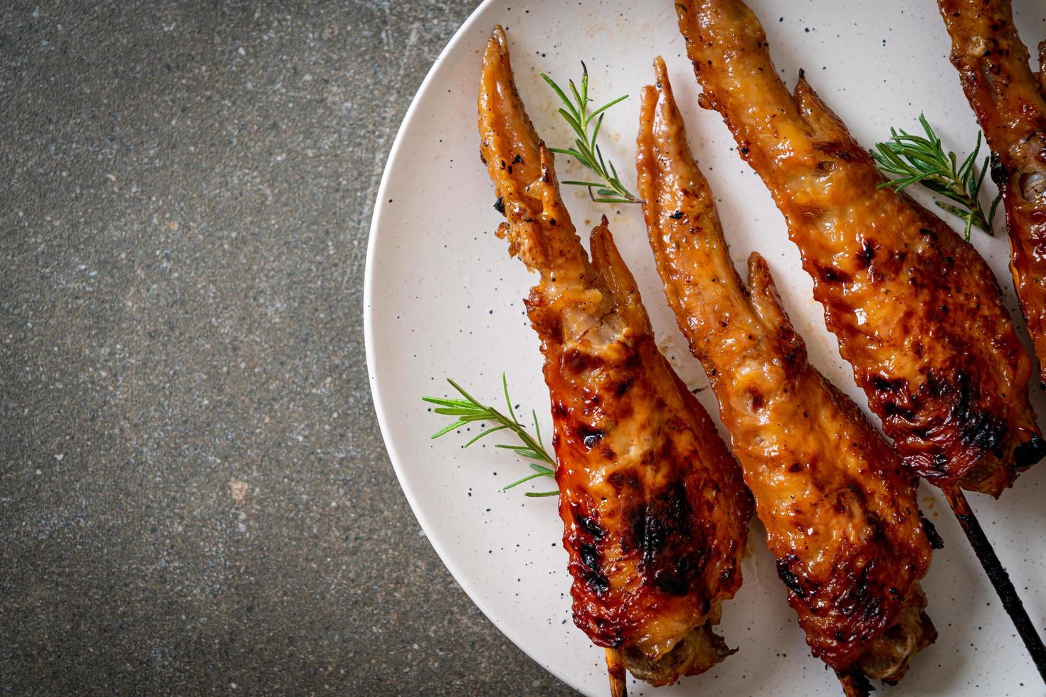 Hähnchenflügelspieß vom Grill oder Barbecue mit Klebreis foto