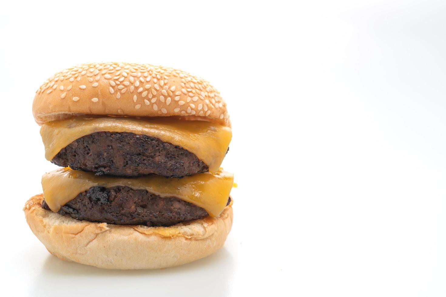 Hamburger oder Rindfleischburger mit Käse auf weißem Hintergrund foto