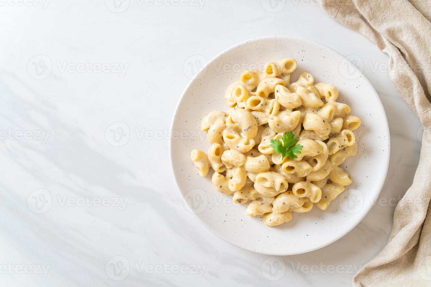 Makkaroni und Käse mit Kräutern in einer Schüssel foto