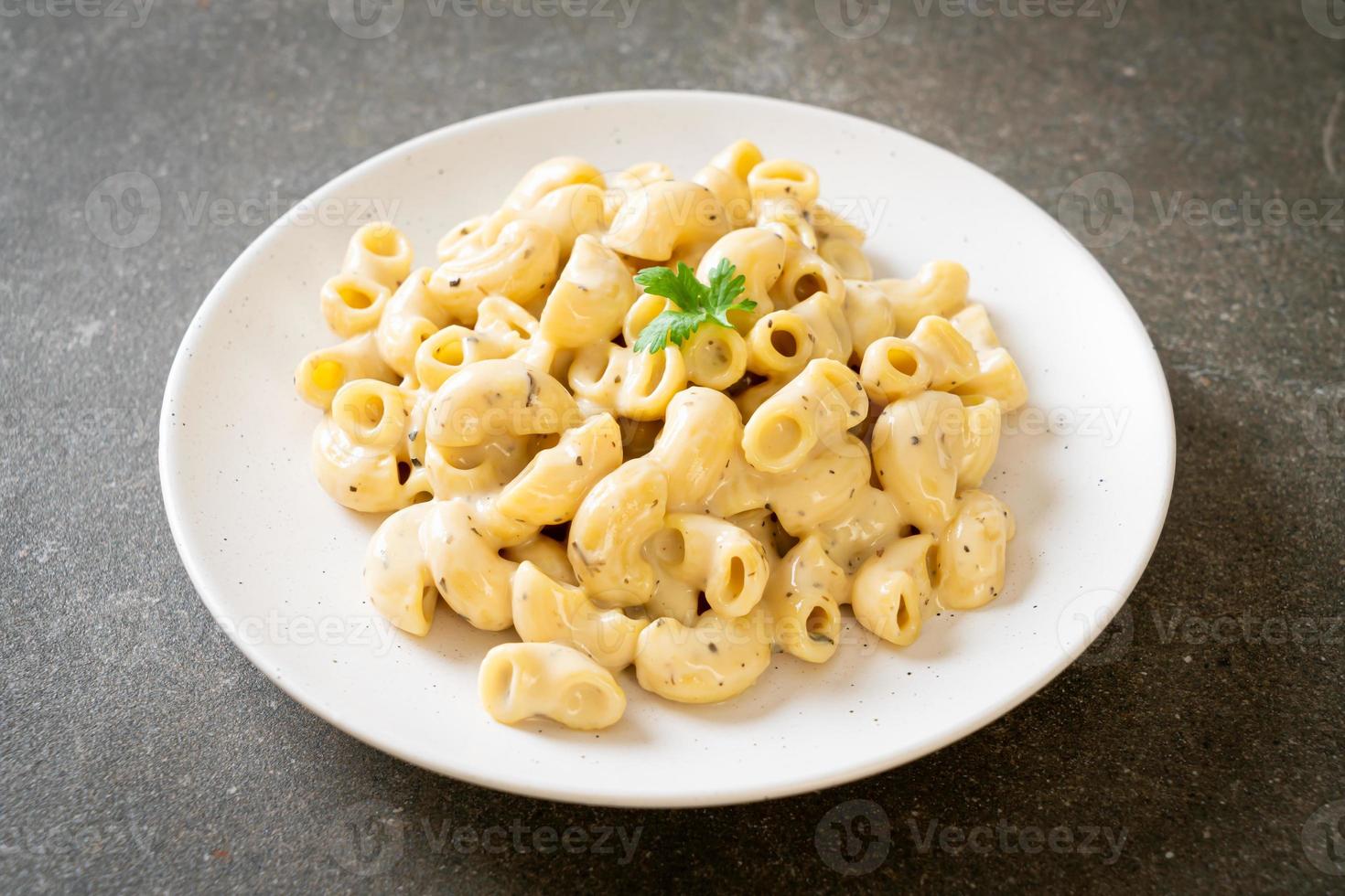 Makkaroni und Käse mit Kräutern in einer Schüssel foto